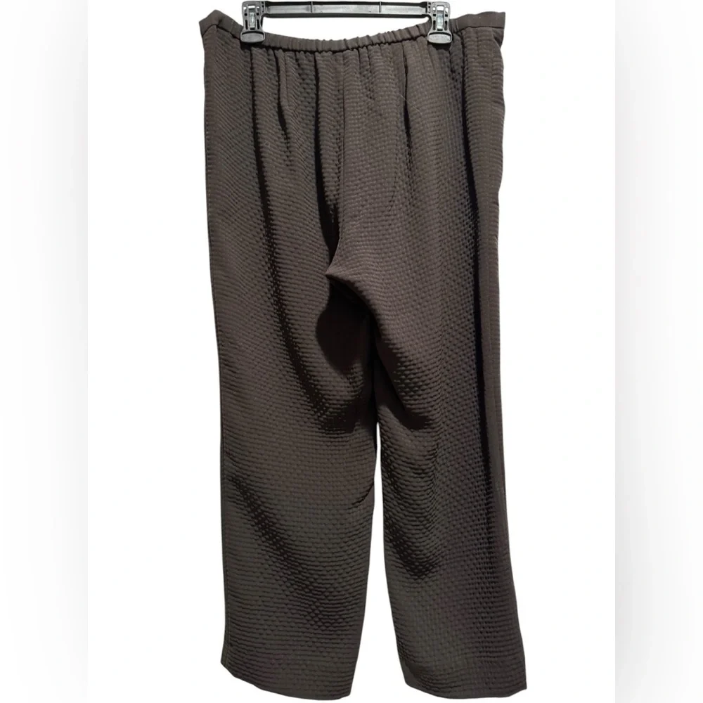 De Taille flat front pique trousers in brown. Size L. EUC